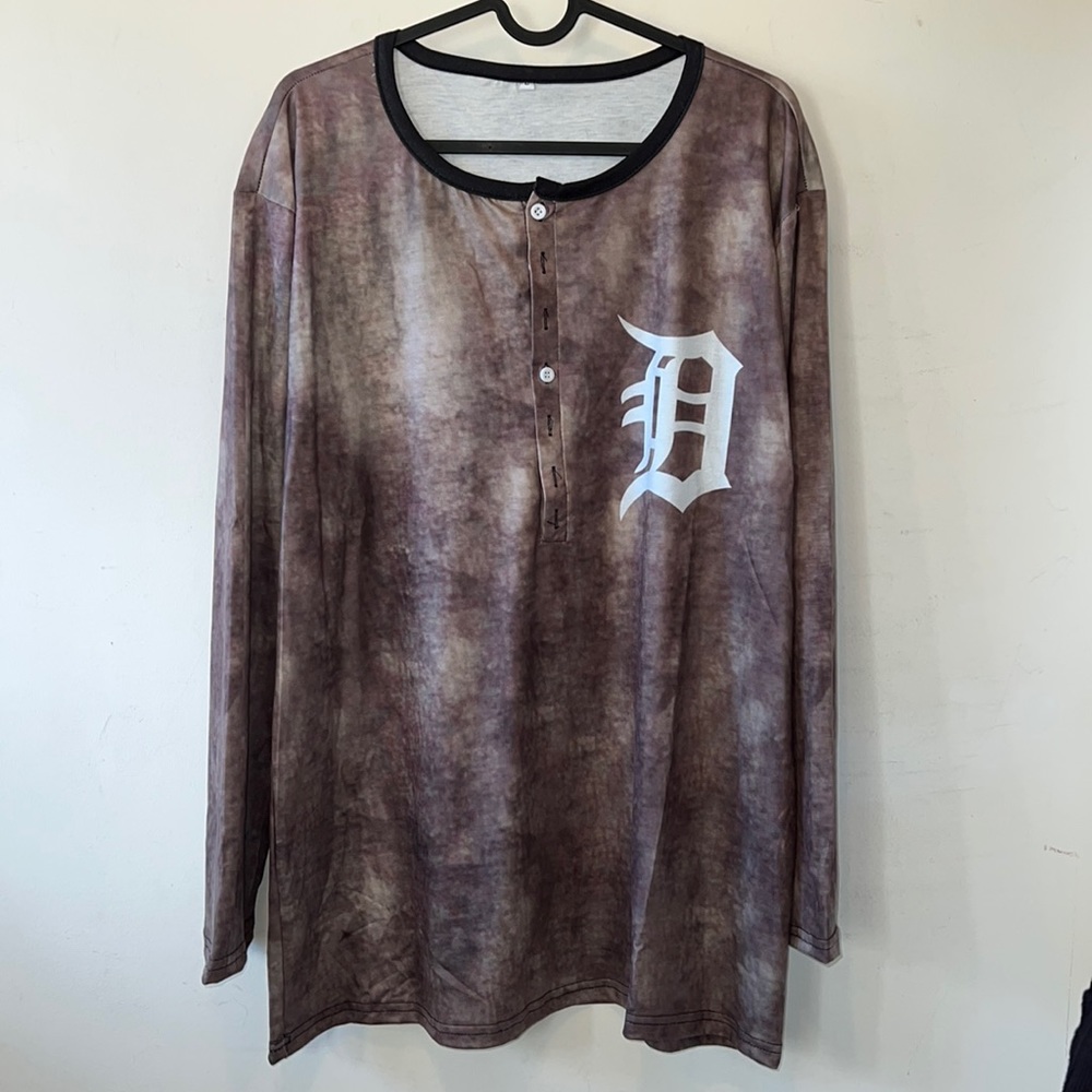 Men’s L LS Grey Brown Detroit D Henley